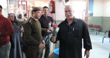 صور.. أمن القليوبية يوزع الورود على المواطنين بمناسبة عيد الشرطة