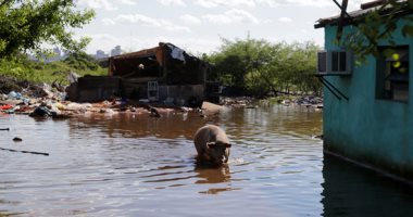 صور.. الفيضانات تغرق شوارع باراجواى والسكان يواصلون الفرار من مياه الأمطار