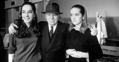  شاهد صورة نادرة لشارلى شابلن مع ابنتيه فيكتوريا وجوزيفين عام 1966 
