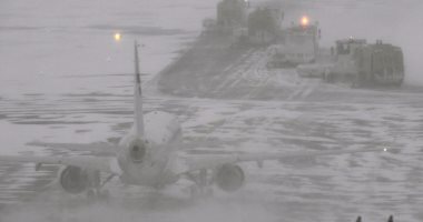 صور.. إلغاء عشرات الرحلات الجوية بسبب عاصفة ثلجية تضرب فنلندا 