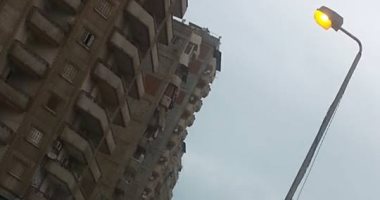 قارئ يرصد إضاءة أعمدة الكهرباء نهارا فى مدينة فيصل بالإسكندرية.. صور