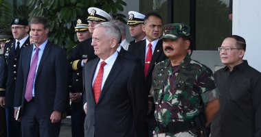 صور.. وزير الدفاع الأمريكى يحضر عرض عسكرى إندونيسى لجنود يمشون وسط النار
