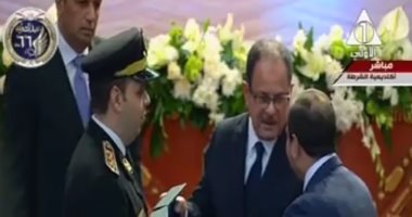 وزير الداخلية يقدم هدية تذكارية للرئيس السيسي فى احتفال عيد الشرطة