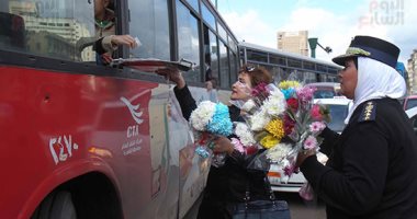 رجال الأمن يوزعون الورود على المواطنين بالشوارع فى "عيد الشرطة" (صور)