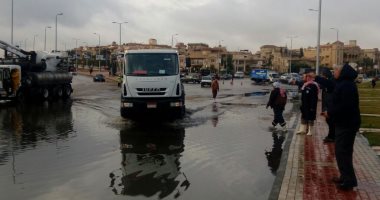 تواجد سيارات شفط بجميع المحاور لسحب مياه اﻷمطار بالقاهرة والجيزة