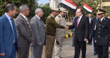محافظ بنى سويف يضع أكاليل الزهور على النصب التذكارى لشهداء الشرطة