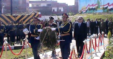 صور.. وضع أكاليل الزهور على قبر الجندى المجهول بكفر الشيخ