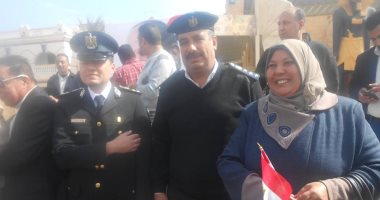 أهالى مدينة دهب يحتفلون بعيد الشرطة بتوزيع أعلام مصر