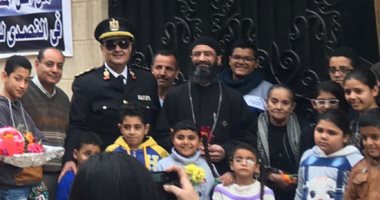 صور.. مأمور قسم حلوان يحتفل بعيد الشرطة مع أسر وأطفال شهداء كنيسة مارمينا