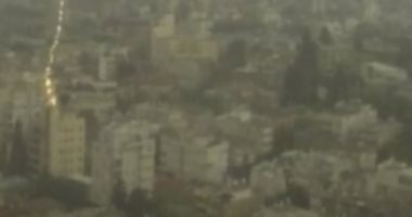 صور.. صاعقة برق تضرب مبنى فى تل أبيب وتصاعد الأدخنة من المبنى