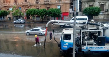 مرور القاهرة تدفع بـ30 سيارة لشفط تجمعات مياه الأمطار بالمحاور لمنع الزحام