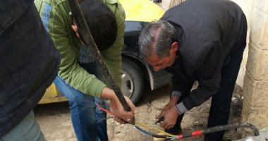 إصلاح تلفيات النوة بأعمدة الإنارة وكشافات الكهرباء بالإسكندرية