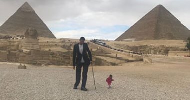 أطول رجل وأقصر امرأة فى العالم تحت سفح الأهرامات للترويج للسياحة المصرية