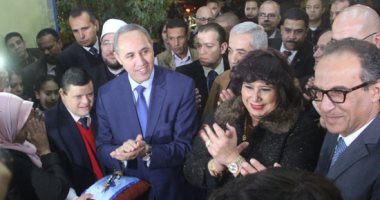 إيناس عبد الدايم ووزير الثقافة الجزائرى يتفقدان جناح وزارة الدفاع بمعرض الكتاب