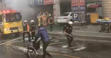 صور.. رجال الإطفاء يواصلون إخماد حريق بمستشفى فى كوريا الجنوبية
