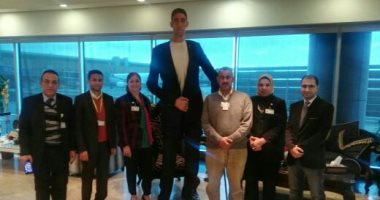 صور.. أطول رجل فى العالم يصل القاهرة للترويج للسياحة المصرية