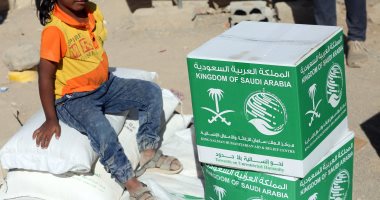 مركز الملك سلمان للإغاثة يوزع مواد إيواء للنازحين من صنعاء