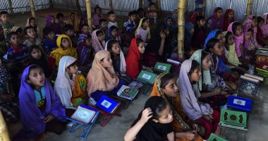 صور.. لاجئو الروهينجا يعلمون أطفالهم القرآن الكريم فى مخيمات بنجلاديش 