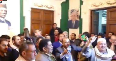 فيديو.. أجواء مشحونة داخل «الوفد».. وهتافات الأعضاء تهز مقر الحزب