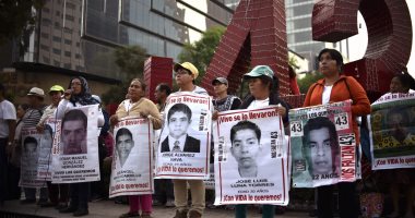 صور.. أقارب 43 طالبا مكسيكيا ينظمون تظاهرة بعد عدة سنوات على اختفاءهم