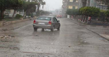 صور.. سقوط أمطار غزيرة على مدن دمياط وارتفاع منسوب المياه بالشوارع