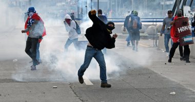 صور.. اشتباكات عنيفة بين شرطة هندوراس ومحتجين على إعادة انتخاب هيرنانديز 