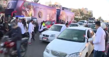 فيديو.. الداخلية توزع ورودًا وأعلامًا على المواطنين بمناسبة عيد الشرطة