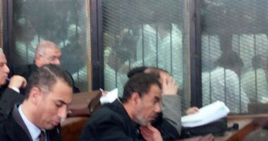 قاضى "فض اعتصام رابعة" يعنف أحد المتهمين بعد طرقه على القفص الزجاجى