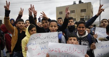 صور.. طلاب فلسطينيون يحتجون على تهديدات ترامب بخفض المساعدات بالضفة الغربية