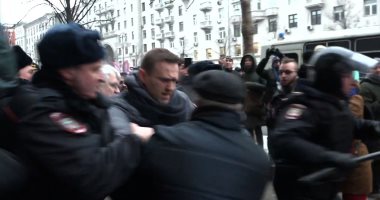 صور.. السلطات الروسية تعيد احتجاز المعارض نافالنى بعد الإفراج عنه