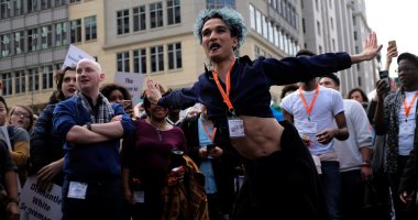 صور.. مظاهرة للمثليين والمتحولين جنسيا أمام برج ترامب فى واشنطن