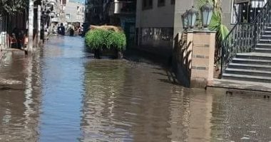 صور.. مياه الصرف تغرق شوارع قرية النزل بالدقهلية