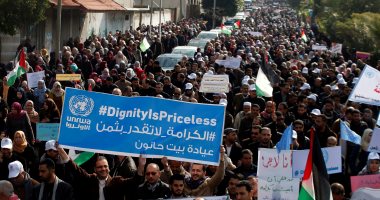 صور.. مظاهرات وإضراب شامل فى الأونروا بقطاع غزة احتجاجا على قرار ترامب