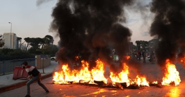 صور.. لبنانيون يقطعون الطرق بسبب وصف الخارجية لرئيس النواب بـ "البلطجى"