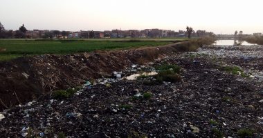 صور.. انتشار القمامة ومخلفات الحيوانات بترعة قرية بنى عليم فى الشرقية