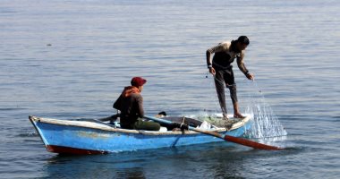 صور.. عودة حركة الصيد لبحيرة التمساح بالإسماعيلية بعد تحسن الأحوال الجوية