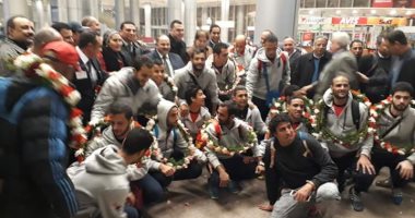 بالورود.."الشرقية" يستقبل فريقه الفائز ببطولة إفريقيا للهوكى بمطار القاهرة