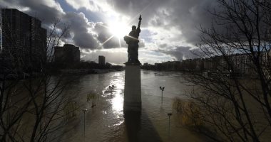 نهر السين يغضب على باريس ويغرق مئات المنازل والمحلات