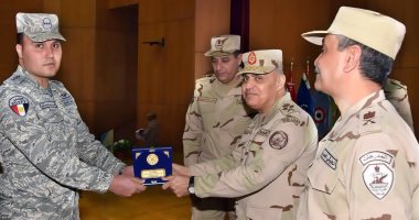 وزير الدفاع يلتقى قادة وضباط وصف وجنود المنطقة الغربية العسكرية