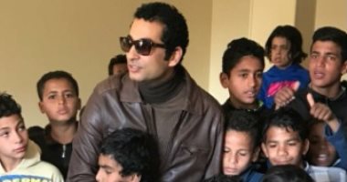 عمرو سعد يدعم أطفال الشوارع: "هبدأ لوحدى وهيبقى معايا ملايين"