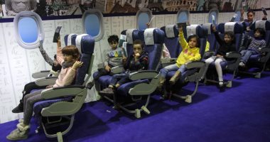 صور.. مصر للطيران تعلم الأطفال قواعد السفر على متن طائرة