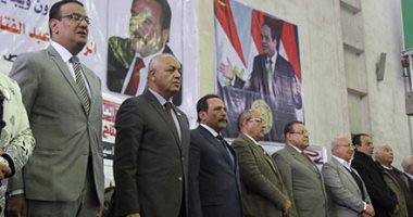 صور.. توافد عمال مصر على نادى المؤسسة العمالية للمشاركة بمؤتمر دعم السيسى 