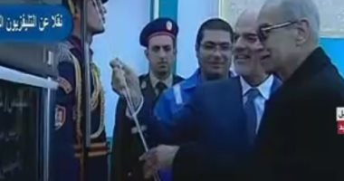 الرئيس السيسى يقدم شريف إسماعيل لإزاحة الستار عن افتتاح حقل ظهر