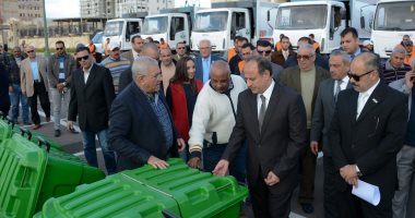 صور.. محافظ الإسكندرية يتفقد 23 معدة وسيارات نظافة جديدة 