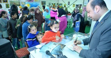 صور.. مصر للطيران تنظم مسابقات للشباب وورش للأطفال وهدايا للفائزين بمعرض الكتاب