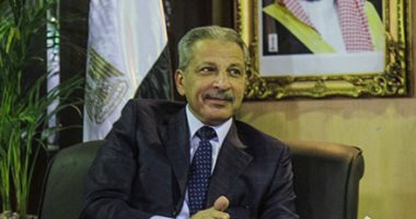 محافظ القاهرة يهدى أحمد قطان درع المحافظة ويهنئه على منصبه الجديد