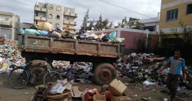 القمامة تملأ شوارع دمياط.. والمحافظ يحمّل رؤساء المدن والقرى المسئولية