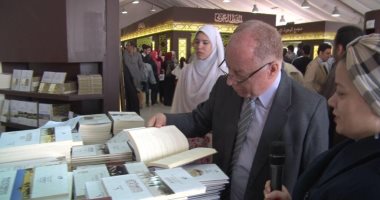 وزير الثقافة السابق يزور جناح الأزهر بمعرض الكتاب