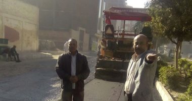 صور.. مدير مديرية الطرق بالأقصر يتفقد شارع التلفزيون أمام مدرسة تجريبية