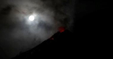 صور.. القمر العملاق يشاهد ثوران بركان الفلبين خلال إطلاق حمم حمراء